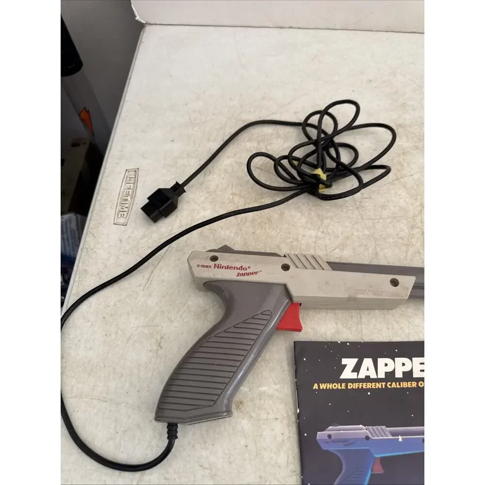 Nintendo NES Zapper Duck Hunt Light Gun Gray NES-005 1985 W/booklet